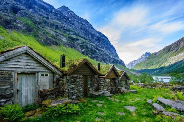 الأكواخ الخشبية والمناظر الطبيعية في النرويج